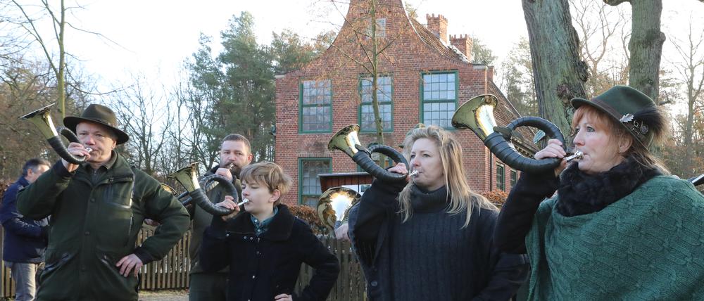 Die Jagdhornbläser „Havelländer Goldkehlchen“ am Jagdschloss Stern in Potsdam.
