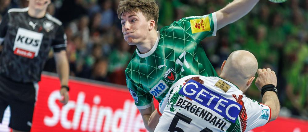 Nils Lichtlein (l) setzt sich gegen Oscar Bergendahl vom SC Magdeburg durch.