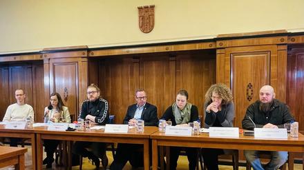 v.l.n.r. Philipp Wohlfeil (Fraktionsvorsitzender Die Linke), Bezirksstadträtin Carolin Weingart, Paul Bahlmann (Fraktionsvorsitzender SPD), Bezirksbürgermeister Oliver Igel, Charlotte Steinmetz (Fraktionsvorsitzende Bündnis 90/Die Grünen), Bezirksstadträtin Dr. Claudia Leistner, Sven Dohnalek (Fraktionsvorsitzender Bündnis 90/Die Grünen) bei der gemeinsamen Pressekonferenz
