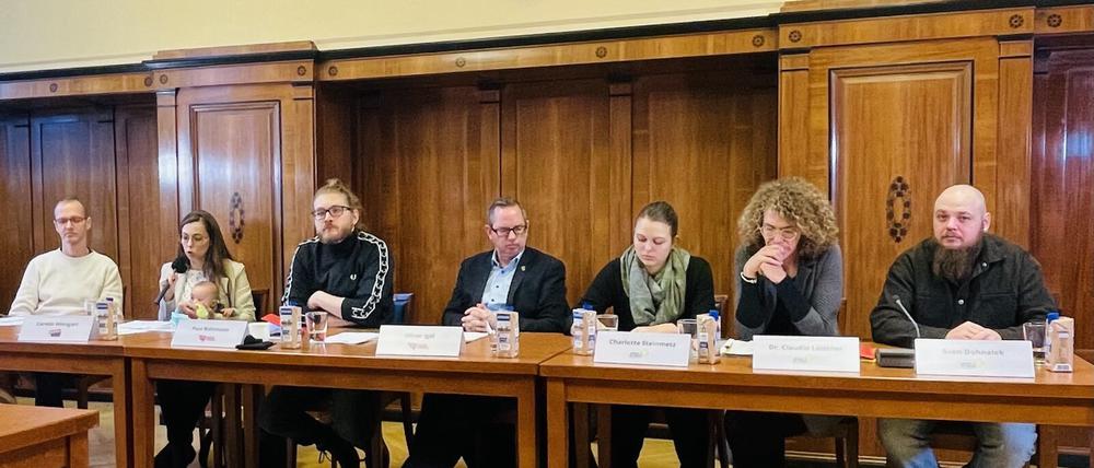 v.l.n.r. Philipp Wohlfeil (Fraktionsvorsitzender Die Linke), Bezirksstadträtin Carolin Weingart, Paul Bahlmann (Fraktionsvorsitzender SPD), Bezirksbürgermeister Oliver Igel, Charlotte Steinmetz (Fraktionsvorsitzende Bündnis 90/Die Grünen), Bezirksstadträtin Dr. Claudia Leistner, Sven Dohnalek (Fraktionsvorsitzender Bündnis 90/Die Grünen) bei der gemeinsamen Pressekonferenz