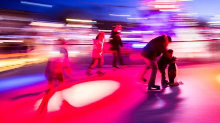 Am Roten Rathaus wurde für die Weihnachtszeit eine Eisbahn aufgebaut.