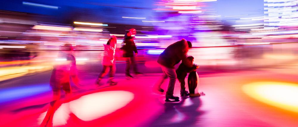 Am Roten Rathaus wurde für die Weihnachtszeit eine Eisbahn aufgebaut.