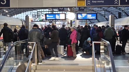 Zwangskuscheln. Reisende klagen über gefährliches Gedränge auf den oberen Bahnsteigen des Berliner Hauptbahnhofs.