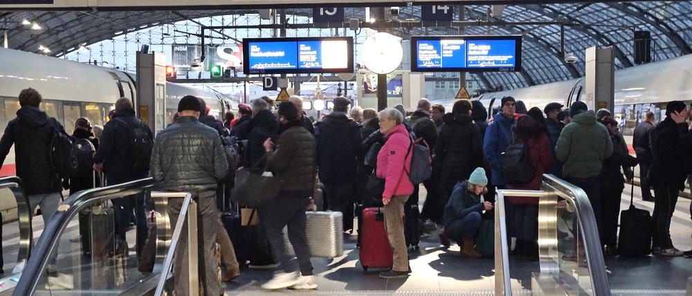 Zwangskuscheln. Reisende klagen über gefährliches Gedränge auf den oberen Bahnsteigen des Berliner Hauptbahnhofs.