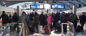Zwangskuscheln. Reisende klagen über gefährliches Gedränge auf den oberen Bahnsteigen des Berliner Hauptbahnhofs.