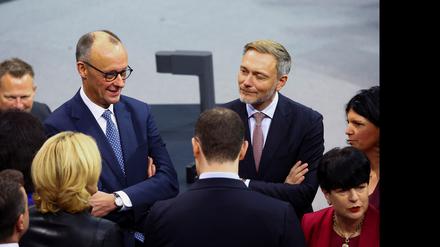 Die Parteichefs von CDU und FDP im Bundestag: Die Christdemokraten wollen Bürger:innen und Fimen nach den Freien Demokraten am meisten entlasten. 
