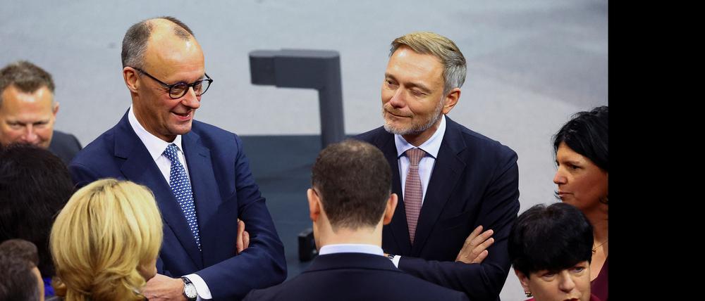 Die Parteichefs von CDU und FDP im Bundestag: Die Christdemokraten wollen Bürger:innen und Fimen nach den Freien Demokraten am meisten entlasten. 