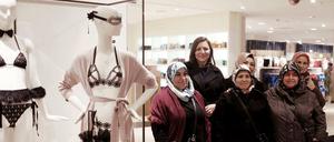 Reizende Idee. Frauen des „Von Meisterhand e.V“ mit Begründerin Ann-Kathrin Carstensen (2.v.l.). Die Wäsche gab es früher im KaDeWe, jetzt auf Bestellung, wie Schmuck und Accessoires.