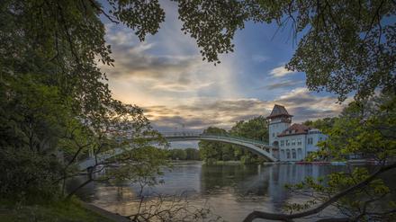 Abteibrücke und Insel der Jugend, Treptow-Köpenick, Berlin, Deutschland, Europa Copyright: imageBROKER/FotoatelierxBerlin iblbdh04152095.jpg Abbey bridge and Island the Youth Treptow Köpenick Berlin Germany Europe Copyright image broker FotoatelierxBerlin iblbdh04152095 JPG