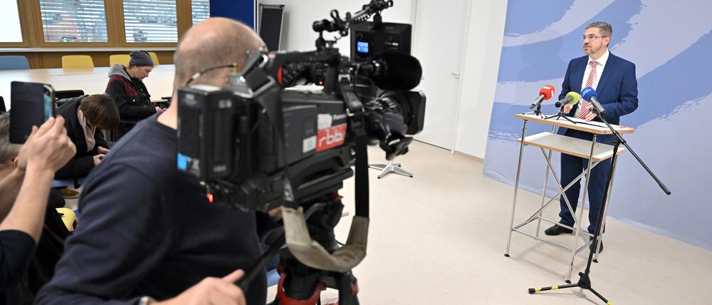 Oberbürgermeister Mike Schubert bei seiner Pressekonferenz zur Einstellung des Ermittlungsverfahrens am Dienstag.