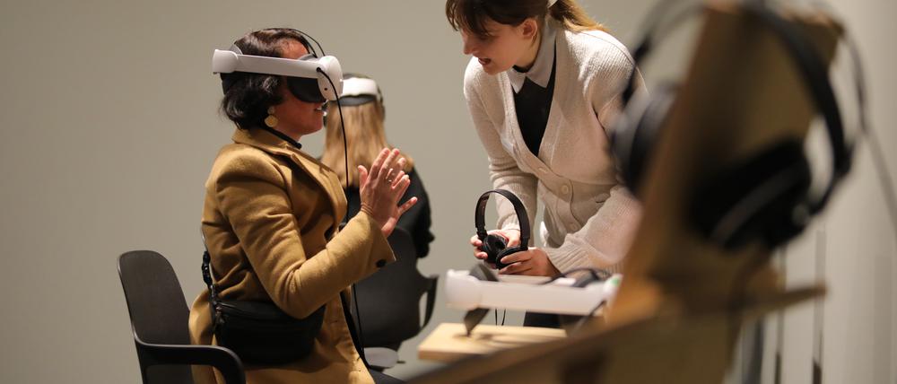 Die Ausstellung „In Echt“ im Brandenburg Museum ermöglicht virtuelle Begegnungen mit NS-Zeitzeuginnen.