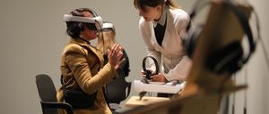 Die Ausstellung „In Echt“ im Brandenburg Museum ermöglicht virtuelle Begegnungen mit NS-Zeitzeuginnen. 