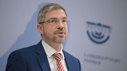 Der Potsdamer Oberbürgermeister Mike Schubert (SPD) geriet wegen der Ticket-Affäre in die Kritik. Die Staatsanwaltschaft stellte ihr Ermittlungsverfahren jetzt gegen Geldauflagen ein. (Archivbild)
