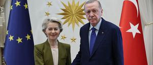 Shake Hands in Ankara: von der Leyen und Erdogan. 
