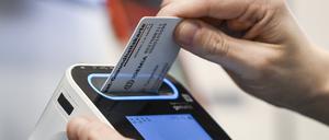 In der E-Health-Showpraxis der Kassenärztlichen Vereinigung Berlin wird eine Gesundheitskarte in ein Lesegerät gesteckt (Gestellte Szene).