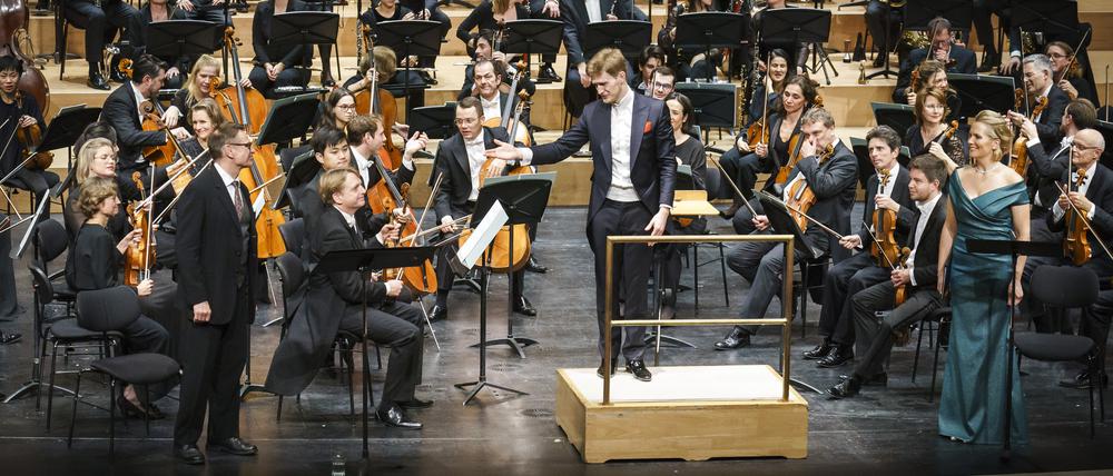 Die Staatskapelle Berlin mit dem Dirigenten Thomas Guggeis und den Solisten Julia Kleiter und Simon Keenlyside.