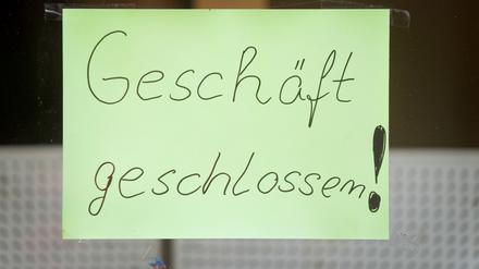 „Geschäft geschlossen“ steht an einem leer stehenden Ladengeschäft. 