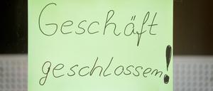 „Geschäft geschlossen“ steht an einem leer stehenden Ladengeschäft.