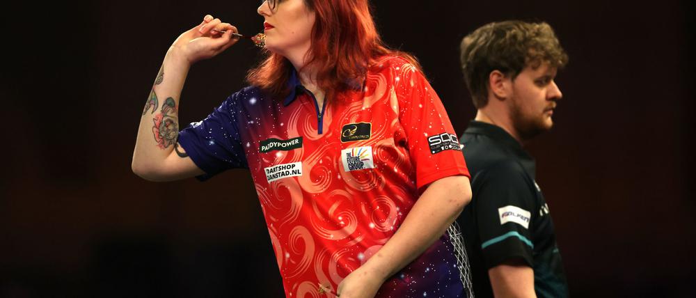 Noa-Lynn van Leuven wirft.