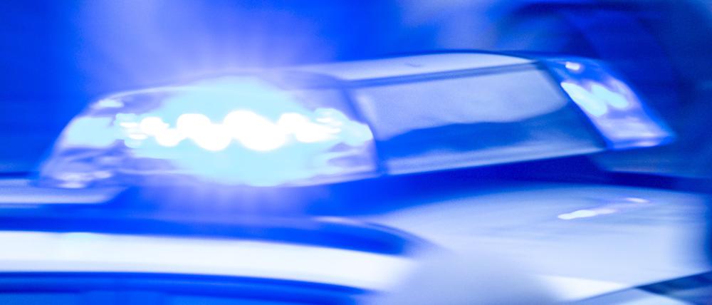 Ein Streifenwagen der Polizei ist mit Blaulicht im Einsatz. (symbolbild)