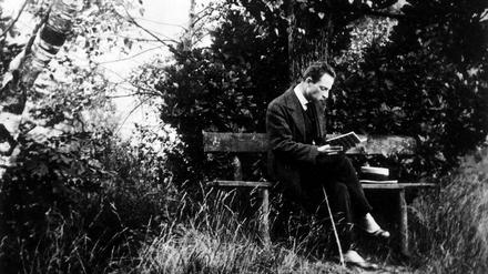 Im Freien denkt sich’s besser. Rilke 1913 auf einer Parkbank in Rippoldsau im Schwarzwald.