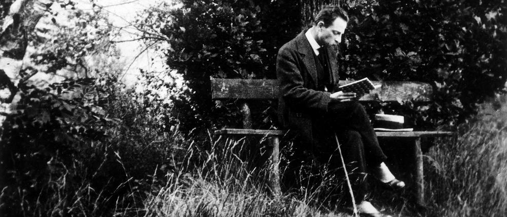 Im Freien denkt sich’s besser. Rilke 1913 auf einer Parkbank in Rippoldsau im Schwarzwald.