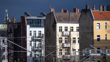 ARCHIV - 03.04.2023, Berlin: Wohnhäuser stehen dicht beieinander im Berliner Bezirk Prenzlauer Berg.  (zu dpa: «Fast jeder Dritte lebt in einem Gebiet mit Mietpreisbremse») Foto: Monika Skolimowska/dpa +++ dpa-Bildfunk +++