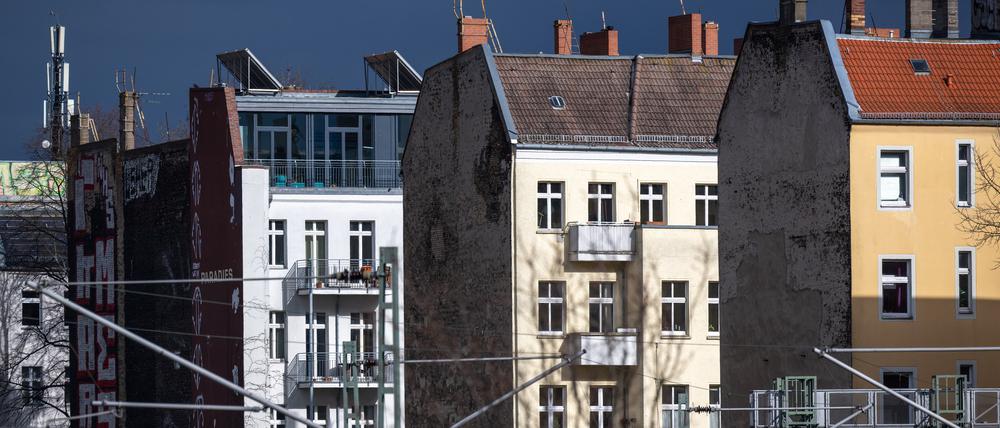 ARCHIV - 03.04.2023, Berlin: Wohnhäuser stehen dicht beieinander im Berliner Bezirk Prenzlauer Berg.  (zu dpa: «Fast jeder Dritte lebt in einem Gebiet mit Mietpreisbremse») Foto: Monika Skolimowska/dpa +++ dpa-Bildfunk +++