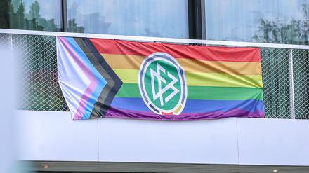 Eine Regenbogenfahne auf dem DFB-Campus.