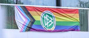 Eine Regenbogenfahne auf dem DFB-Campus.
