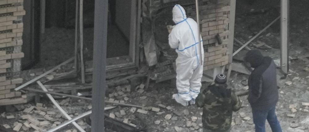 Ermittler arbeiten neben einem Elektroroller an der Stelle, an der Generalleutnant Kirillow, Leiter der russischen nuklearen, biologischen und chemischen Verteidigungskräfte, und sein Adjudant durch einen Sprengsatz getötet wurden.