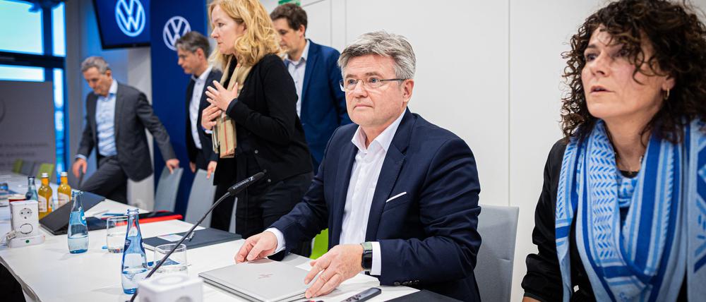 VW-Verhandlungsführer Arne Meiswinkel (2.v.r.) ringt mit der IG Metall um einen Kompromiss im Tarifstreit. (Archivfoto)
