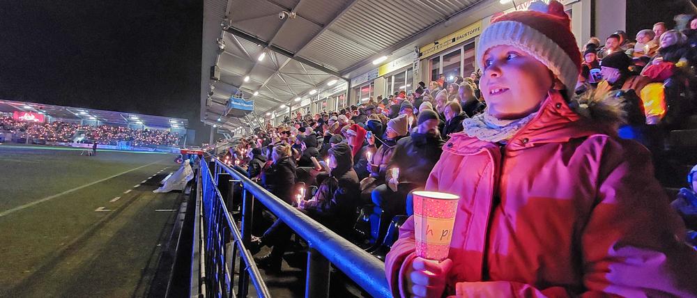 Zu Weihnachten 2022 haben etwa 5000 Menschen gemeinschaftlich im Karl-Liebknecht-Stadion gesungen. In diesem Jahr werden 8000 erwartet.