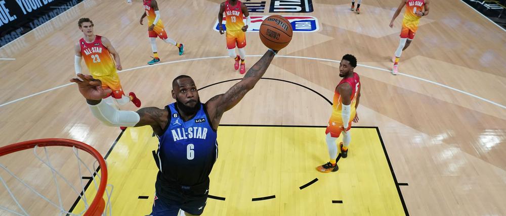 NBA-Superstar James dunkt beim All-Star-Game.