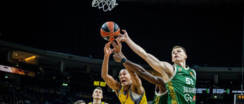 Louis Olinde stemmte sich mit Alba Berlin gegen die Niederlage, war gegen Kaunas aber chancenlos.
