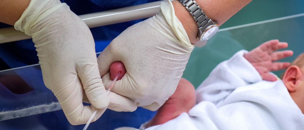 Für das Neugeborenen-Screening werden Babys ein paar Tropfen Blut entnommen, (Archivbild)