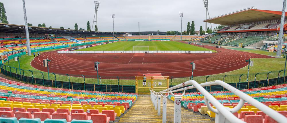 Das Jahn-Stadion soll abgerissen werden. (Archivbild)