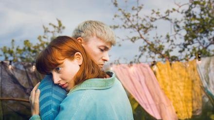 Gwen (Sina Genschel) und Adam (Julius Nitschkoff) öffnen ihre Beziehung. 