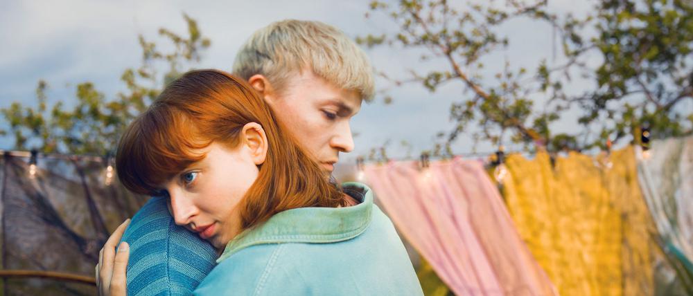 Gwen (Sina Genschel) und Adam (Julius Nitschkoff) öffnen ihre Beziehung. 
