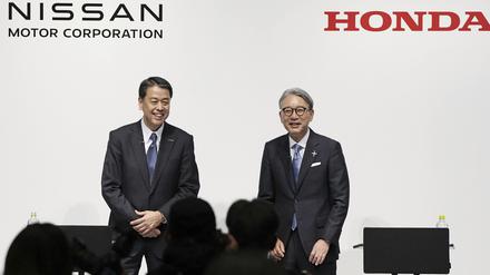 Makoto Uchida (l), Nissan-Präsident, und Toshihiro Mibe, Honda-Präsident, bei einer gemeinsamen Pressekonferenz. 