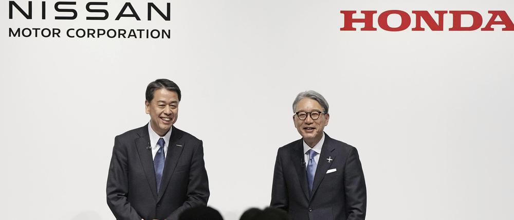 Makoto Uchida (l), Nissan-Präsident, und Toshihiro Mibe, Honda-Präsident, bei einer gemeinsamen Pressekonferenz.