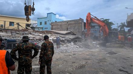 Rettungskräfte vor eingestürztem Gebäude in Port Vila, Hauptstadt von Vanuatu.