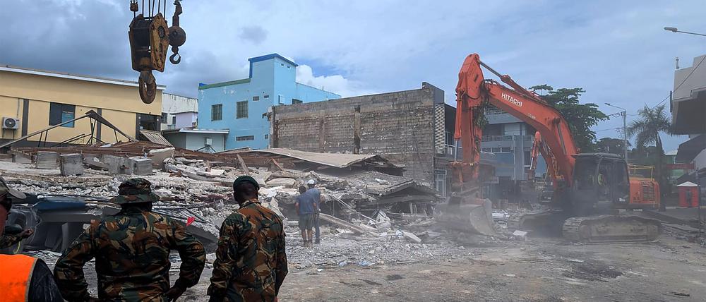 Rettungskräfte vor eingestürztem Gebäude in Port Vila, Hauptstadt von Vanuatu.