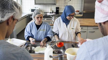 Flüchtlingsklasse im Unterricht in Hauswirtschaft in der Berufsschule.