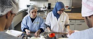 Flüchtlingsklasse im Unterricht in Hauswirtschaft in der Berufsschule.