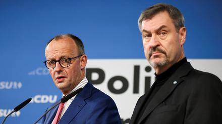 Friedrich Merz, CDU-Bundesvorsitzender und CDU/CSU-Fraktionsvorsitzender im Bundestag, und Markus Söder, Ministerpräsident von Bayern und CSU-Vorsitzender, bei der Vorstellung des gemeinsamen Wahlprogramms für die Bundestagswahl 2025.
