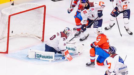 Zürich spielt mit den Eisbären. Jake Hildebrand ist geschlagen.