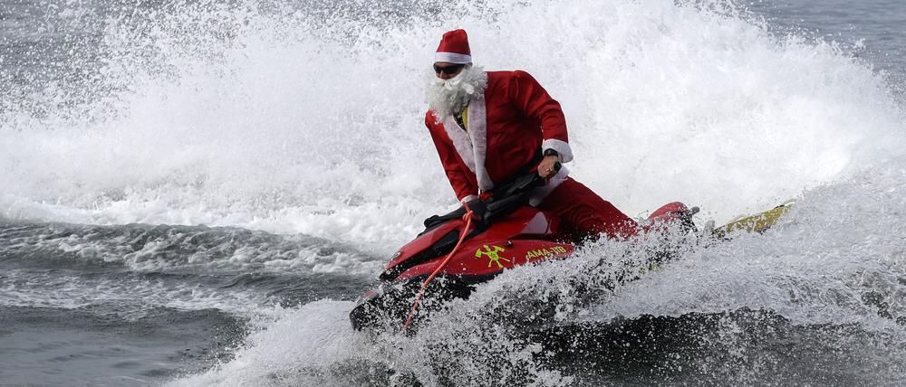 Der als Nikolaus verkleidete Feuerwehrmann ist Rettungsschwimmer (Foto aktuell).