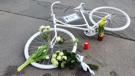Mit Geisterrädern wie diesem wird an radfahrende Unfallopfer erinnert.