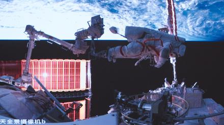 So lange war noch kein Außeneinsatz zuvor: Neun Stunden verbrachten zwei chinesische Astronauten außerhalb ihrer Raumstation. 